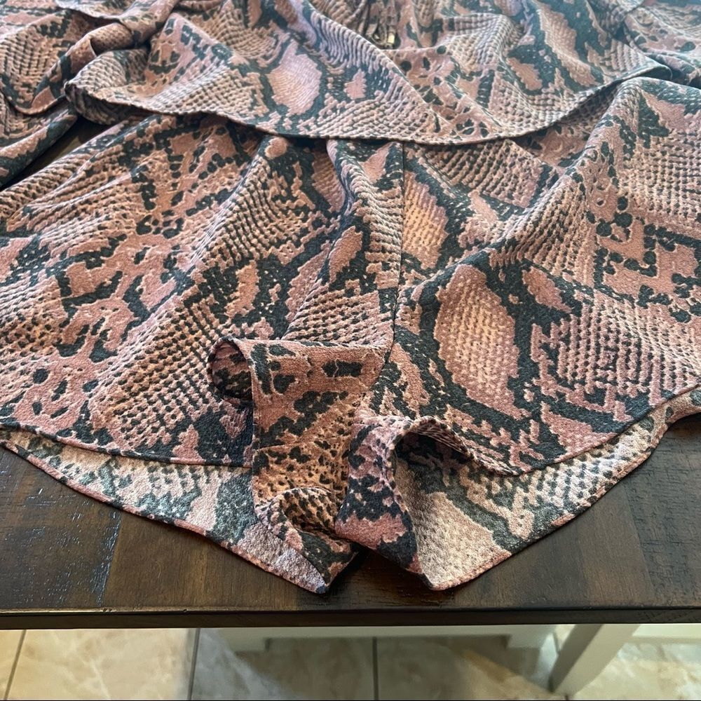 Olivaceous Pink Snake Skin Patterned Off shoulder shorts Romper size small - Picture 5 of 10